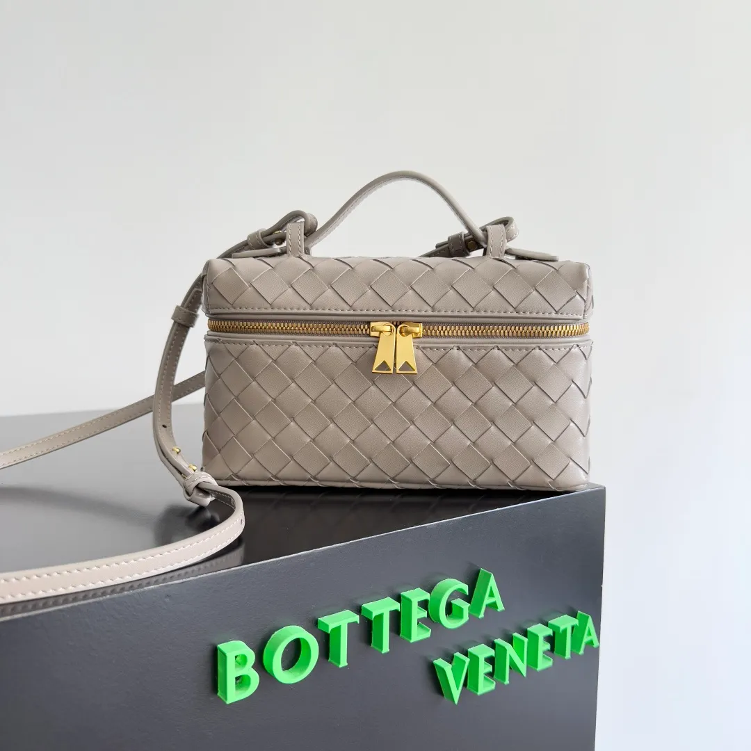 Batch 1360 Bottega Veneta suede series 25 autumn and winter braided zipper crossbody bag. A crossbody bag that can be used as a cosmetic bag. Exquisite weaving and compact body are an indispensable outfit embellishment for the upcoming winter. The double zipper also better protects the bag. It has a large capacity. If you like it, don’t miss it. Style number: 789109 Size: 22*12.5*5cm